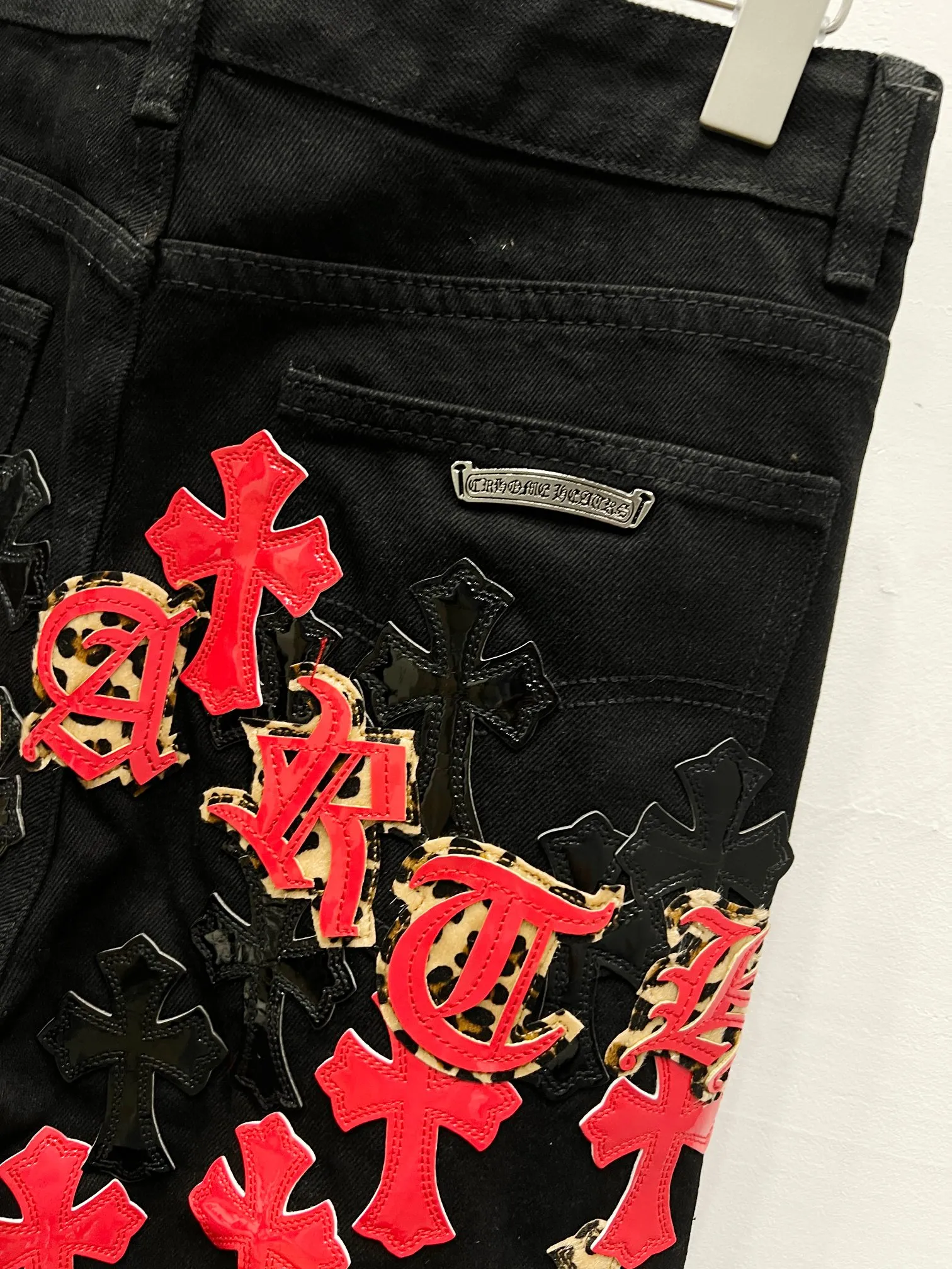 P240 Style Number: (W001) ChromeHearts & ChromeHearts Patent Leather Spliced ​​Red Cross Spliced ​​Leather Straight Jeans Ceiling-Level Jeans Hard to Find at the Counter‼ ️About Zangyin✅This is an extremely luxurious fashion brand that can also be called the aristocracy of the high street. It has always been an exclusive brand for some hipsters or rich second generations. The color of this model is already very eye-catching by using a unique washed material. It is decorated with pink patch cross flowers, which cleverly highlights the charm of the brand. Secondly, this model adopts a classic high-waist cut design, which highlights the long legs and fashionable temperament of the upper body. The brand is highly recognizable and the slim-fitting configuration is more suitable for daily wear. The personality will be fashionable and the specifications can be seen at a glance. Materials and technology ✅ Needless to say, this point goes without saying. As an excellent craftsman brand, Zangyin's requirements for details and craftsmanship are really perfect. The washed color of this model has gone through a lot of processes, not to mention the embellishment of the denim appliqués. It is also purely handmade and sewn. Just like what they believe in, only handmade things have soul and have the meaning of wearing. A top-notch heavy-duty fashionable denim item, recommended by both hands‼ ️ Size: 28, 30, 32, 34, 36 (S-XXL) Color: black